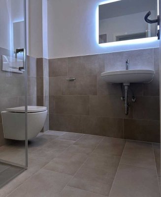 **Frisch renovierte 2-Zi.-Whg. mit neuem Bad, EBK & Stellplatz**