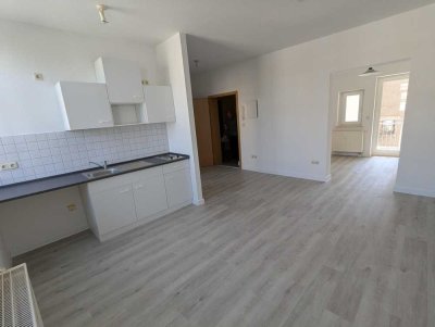 Südvorstadt Plauen: Großzügige 1 Zimmer-Wohnung mit Südbalkon