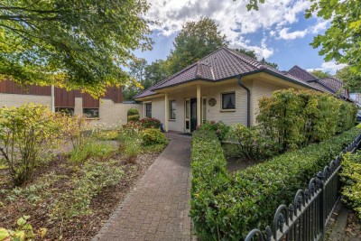 ***geräumiger Bungalow mit grosse Doppelgarage (11m.!) und Garten***