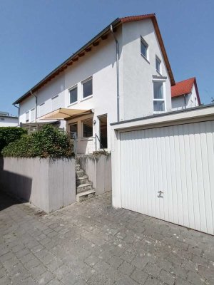 Geschmackvolles 6-Zimmer-Reihenendhaus mit EBK in Stuttgart Hausen