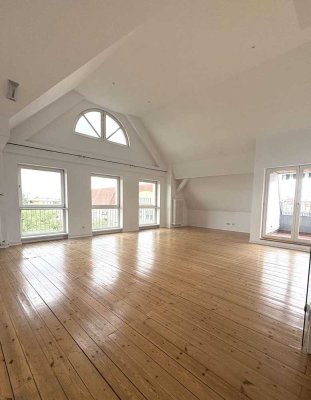 Bezugsfreie 3-Zimmer-Dachgeschosswohnung mit Terrasse, Fahrstuhl - über den Dächern Wilmersdorfs!