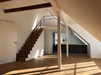 helle und moderne 2-Zimmer-Wohnung mit Galerie, Balkon und EBK in Fuhlsbüttel
