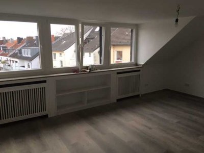 Frisch renoviert und bezugsfertig - sehr schöne 4-Zimmer Dachgeschoßwohnung (5. OG) mit Einbauküche