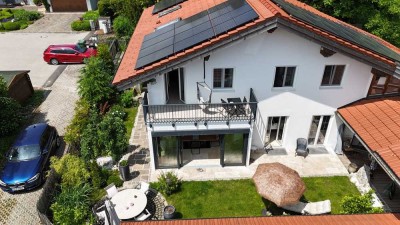 Zwischen Tradition und Technik in Sauerlach-Arget: Designhaus mit Gartenparadies & Energieautarkie