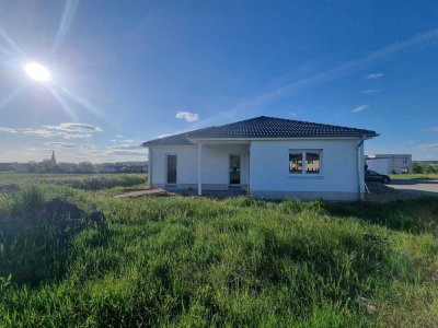 5 Zimmer Einfamilienhaus mit EBK * Energieeffizienz A * Bungalow Neubau Erstbezug in Dottenheim