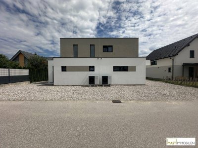 Doppelhaushälfte mit Seeblick und über 350m2 Gartenfläche!