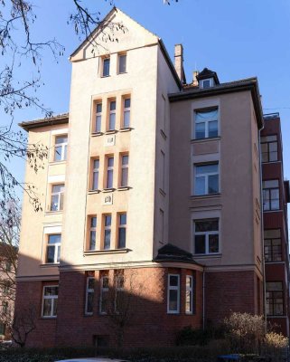 zentrumsnah: 3 Zimmer, neue Einbauküche, Tageslichtbad mit Wanne, verglaster Balkon