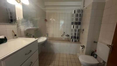 Niederkassel: Gepflegte 3-Zimmer-Wohnung mit Tiefgaragenstellplatz zur Miete