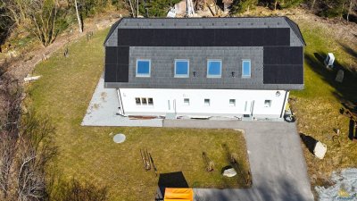 Erstbezug in absoluter Ruhelage – außergewöhnliches Haus in idyllischer Grünlandlage