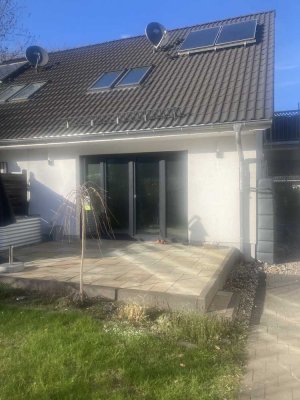 Neuwertiges Reihenhaus mit 4,5 Zimmern in München-Moosach