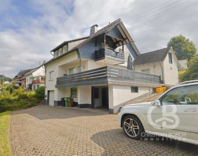 Zweifamilienhaus mit großem Grundstück!