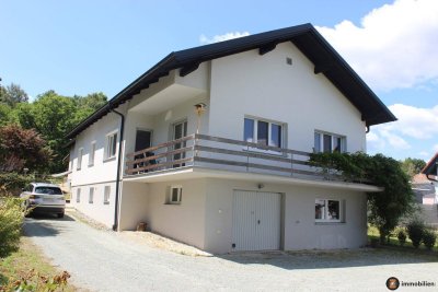 Großpetersdorf: Neuwertiges Zweifamilienhaus in Aussichtslage