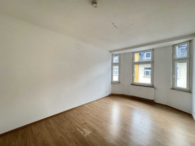 *Schöne Altbau 3 Raum Wohnung mit hohen Decken*