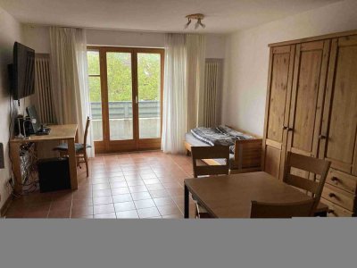 Schöne, geräumige 1-Zimmer-Dachgeschosswohnung mit Balkon und Einbauküche in Augsburg