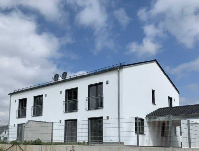 Preiswerte, neuwertige 4-Raum-Doppelhaushälfte mit gehobener Innenausstattung in Hohenwart