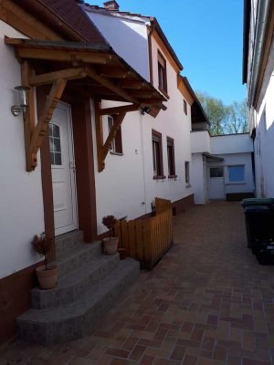 Schöne 4 Zimmer Wohnung mit Hof und Garten