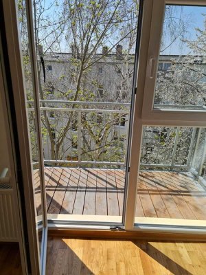 Gutenbergstr. helle 2-Zi-Altbau-Whg. mit EBK und Balkon im 1. OG per SOFORT zu VERMIETEN