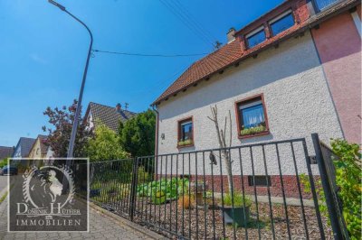 ***Charmante DHH mit großem Grundstück***