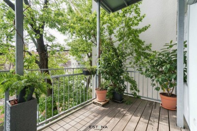 Trendige Altbauwohnung mit großem Balkon ins Grüne