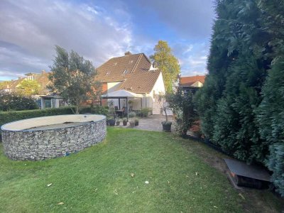 Charme und Nostalgie! Stilvoll modernisierte Doppelhaushälfte mit großflächigem Garten und Garage!