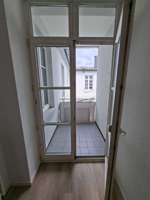 Renovierte, zentral gelegene und großzügig geschnittene Wohnung mit zwei Balkone