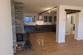 4,5-Zimmer Wohnung mit Kamin, Einbauküche, Balkon, Terrasse und Stellplätze