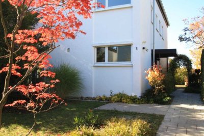 Schöne, helle Erdgeschosswohnung mit 4 Zimmern und Garten