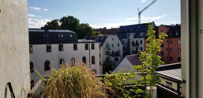 Gepflegte Wohnung mit eineinhalb Zimmern sowie Balkon und EBK in München