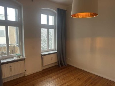 Von Privat, schöne, helle Altbauwohnung in Kreuzberg, 3 Zimmer, Küche, Bad und Balkon im 4. OG