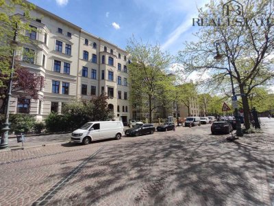 Großzügige Altbauwohnung in der Hegelstraße !