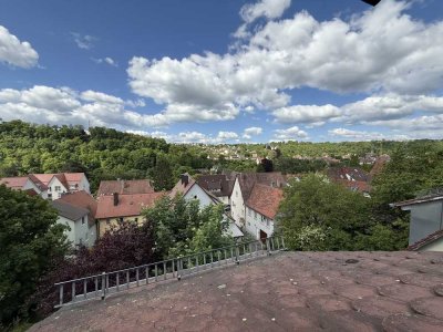 4-ZIMMER MAISONETTE 
STADTWOHNUNG MIT 
ZWEI STELLPLÄTZEN 
IN SCHWÄBISCH HALL