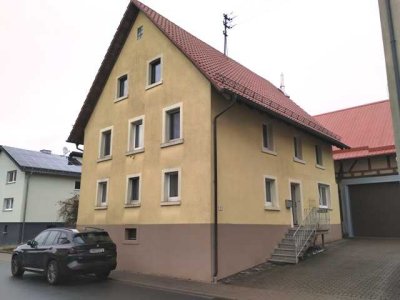 Wohnhaus mit Nebengebäuden und Garten in Berolzheim