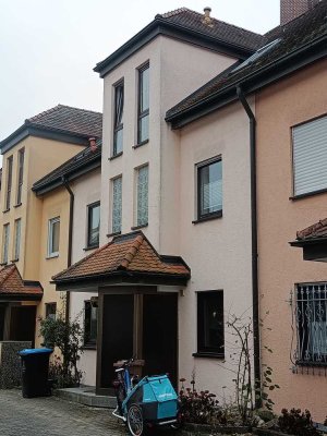 Fast schon eine Maisonette: 3-4-Zimmer-Wohnung-zentrale Lage