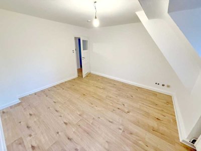 Merheim - helle Einzimmer-Dachgeschosswohnung mit Wohnküche