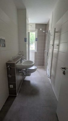 Altersgerechte, komplett sanierte 3-Raum-Wohnung im EG mit Dusche