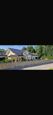 Attraktives Einfamilienhaus mit Pool, Doppelgarage, 30 kW/p PV-Anlage und Halle Nähe Plattling