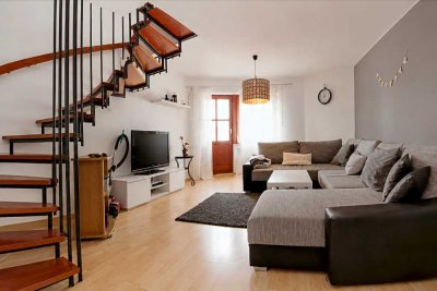 Frisch renovierte 4-Zimmer-Maisonette-Wohnung über 3 Etagen im Zentrum SR