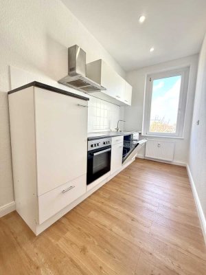 ERSTBEZUG nach Renovierung - 2-R-Wohnung WG-geeignet, EBK, sofort