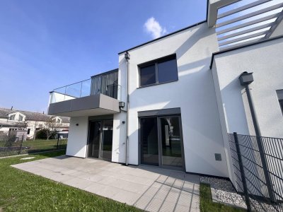Erstbezug !! Traumhafte Doppelhaushälfte , Wohnkeller mit Garten und 2 Stellplätzen!
