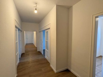 Raum trifft Rheinnähe: Frisch sanierte 5-Zimmer-Residenz im Vogelsang