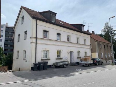 Bezug nach Sanierung: Stilvolle 2-Zimmer-Hochparterre-Wohnung in Straubing