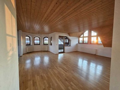 Schöne 4-Zimmer-Dachgeschosswohnung mit Südbalkon und Weitblick in Ellenberg