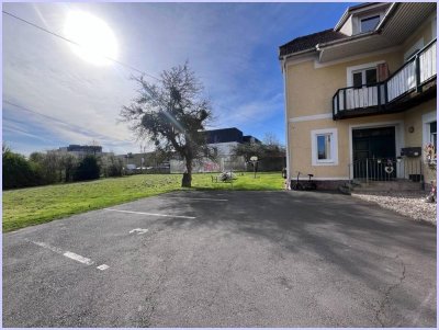 Schöne liebe Wohnung in grüner Lage. Wohnbereich, 1 Schlafzimmer, Küche, Bad/WC, Parkplatz, Garten
