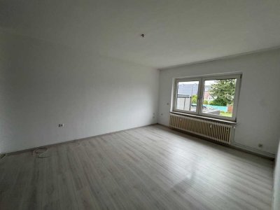 Helle 3-Zimmer-Wohnung im 1. Obergeschoss mit Steinwand und saniertem Bad