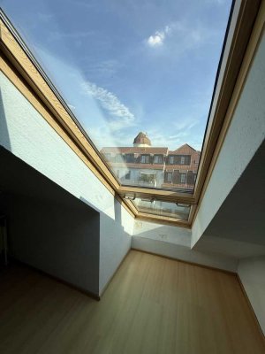 Lichtdurchflutete Dachgeschosswohnung mit Tiefgaragenstellplatz