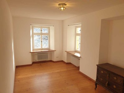 Charmante 2-Zimmer Wohnung (74m²) im EG, komplett renoviert, denkmalgeschütztes Gebäude