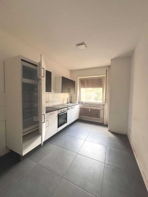 Moderne zwei Zimmer Wohnung mit Balkon und Einbauküche!