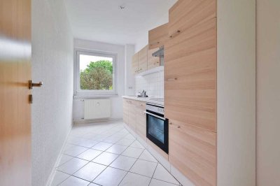 Einbauküche auf Wunsch, Sanierte 3-Raum-Wohnung mit neuem Bad, Wanne, Balkon, Wohnküche