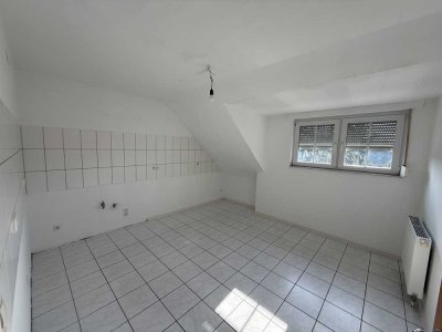 Sehr gepflegte 3-Zimmer-DG-Wohnung mit Balkon in Moers