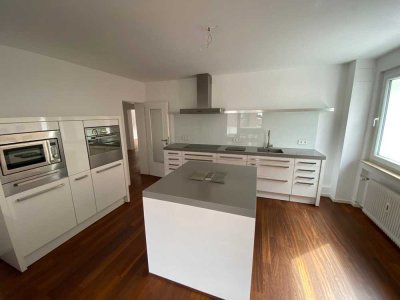 Elegante 4-Zimmer Wohnung mit Balkon in Düsseldorf-Niederkassel